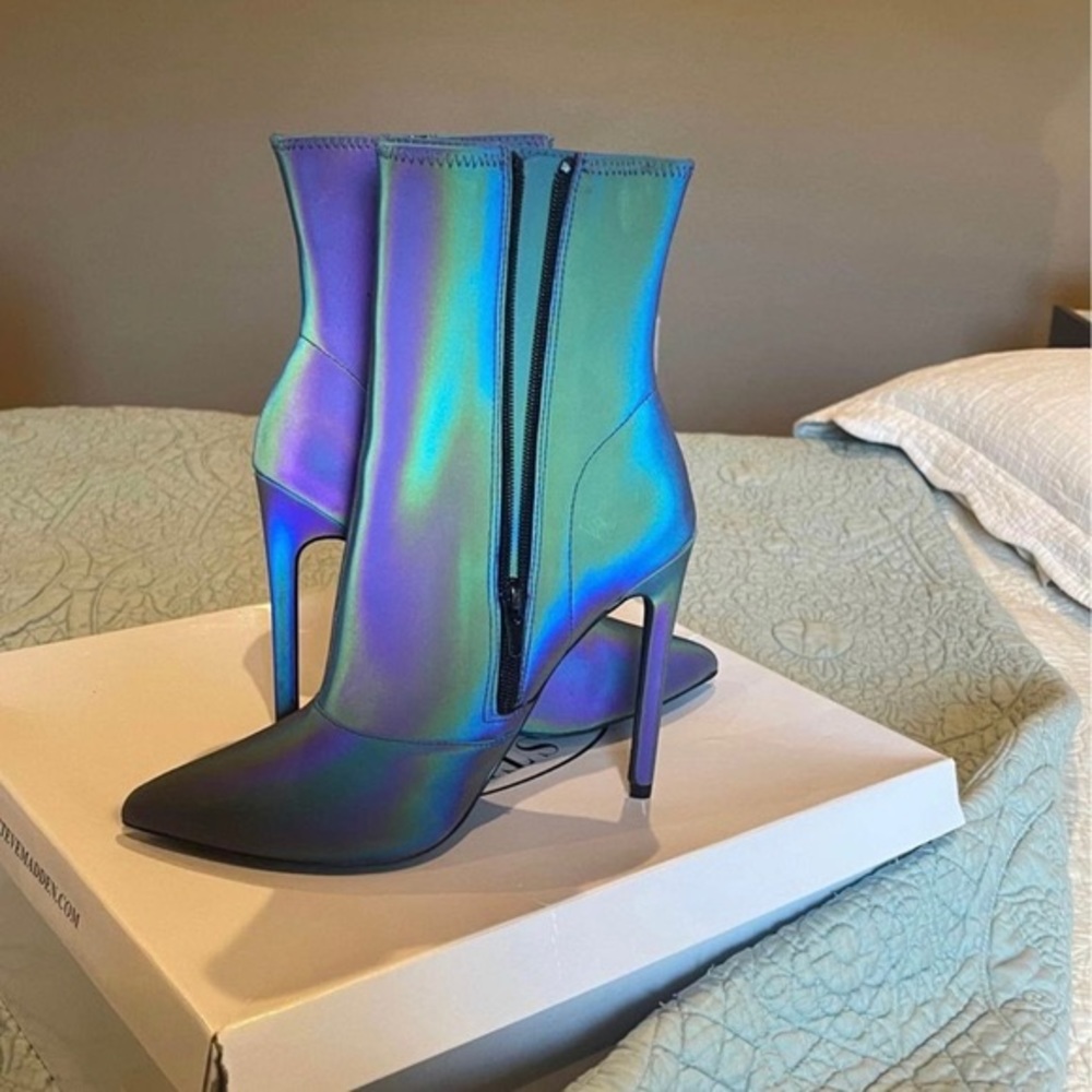 Steve Madden BRAND new STILL IN BOX 7.5 whimsy Iridescent black boots.